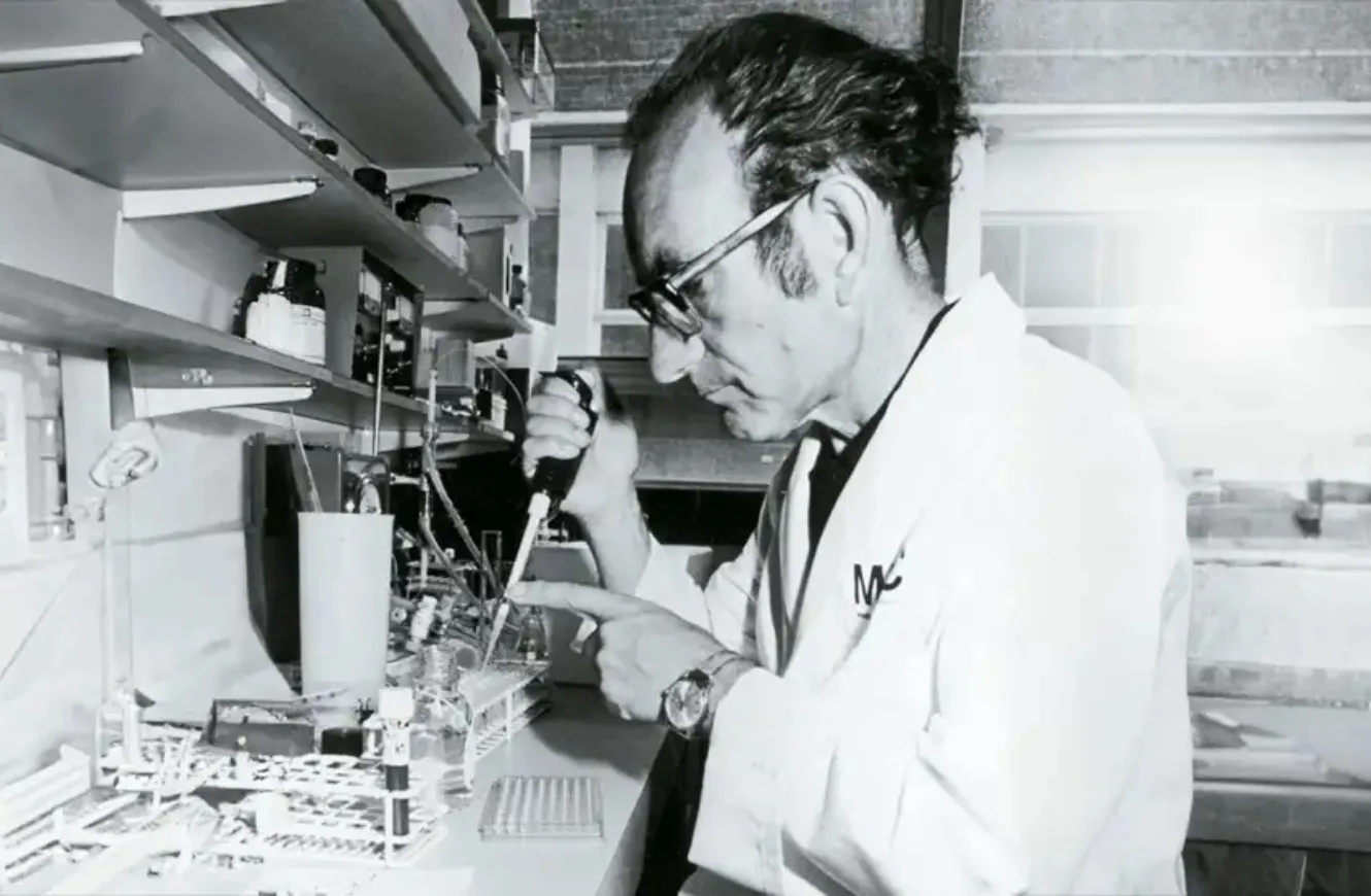 Imagen de César Milstein, científico argentino y Premio Nobel en Medicina que descubrió los anticuerpos monoclonales a partir de la técnica del hibridoma.