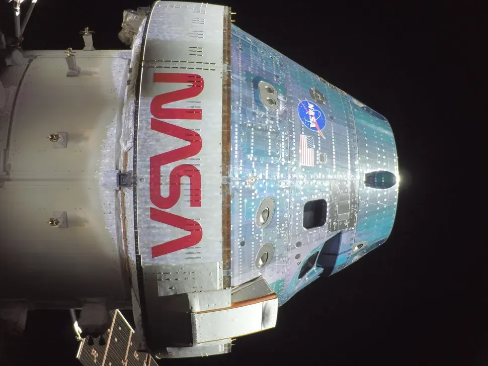 Foto de la cápsula Orion en el espacio vuelo a la Luna en la misión Artemisa II. Crédito: NASA. Artemisa II escudo térmico