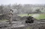 Un soldado de la 65ª Brigada Mecanizada de las Fuerzas Terrestres de Ucrania defiende la dirección de Zaporiyia y realiza pruebas de campo del dron de combate terrestre Gnom-2. | Dmytro Smolienko/Ukrinform/NurPhoto vía Getty Images