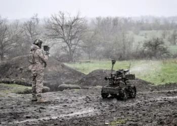 Un soldado de la 65ª Brigada Mecanizada de las Fuerzas Terrestres de Ucrania defiende la dirección de Zaporiyia y realiza pruebas de campo del dron de combate terrestre Gnom-2. | Dmytro Smolienko/Ukrinform/NurPhoto vía Getty Images