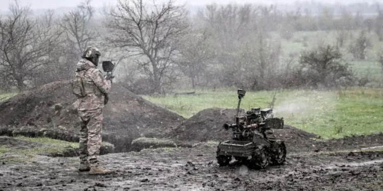Un soldado de la 65ª Brigada Mecanizada de las Fuerzas Terrestres de Ucrania defiende la dirección de Zaporiyia y realiza pruebas de campo del dron de combate terrestre Gnom-2. | Dmytro Smolienko/Ukrinform/NurPhoto vía Getty Images