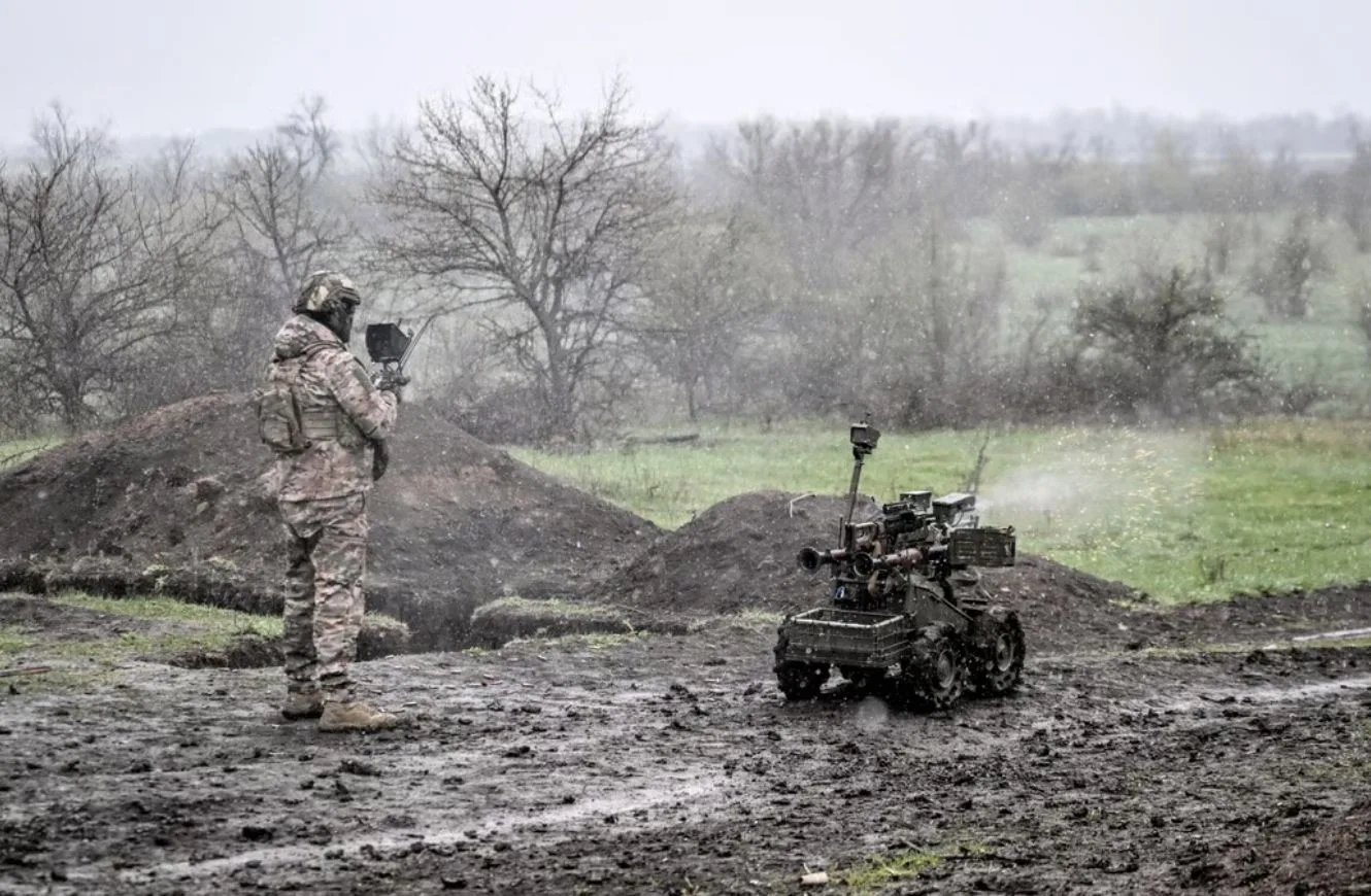 Un soldado de la 65ª Brigada Mecanizada de las Fuerzas Terrestres de Ucrania defiende la dirección de Zaporiyia y realiza pruebas de campo del dron de combate terrestre Gnom-2. | Dmytro Smolienko/Ukrinform/NurPhoto vía Getty Images