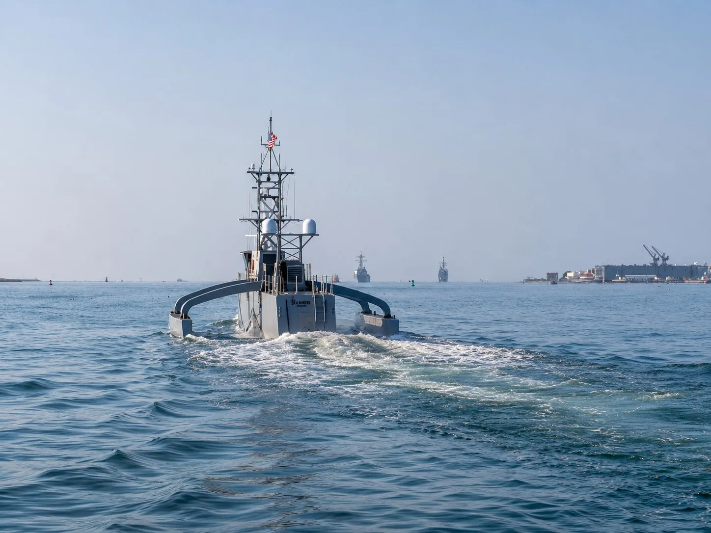Los Sea Hunter y Seahawk son los primeros vehículos de superficie no tripulados de tamaño mediano (MUSV) operados por la Armada de los Estados Unidos.