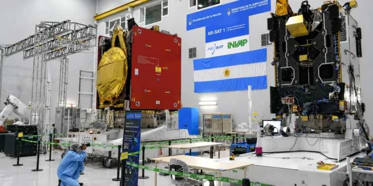 El rol estratégico de los satélites argentinos ARSAT en las comunicaciones nacionales de defensa.