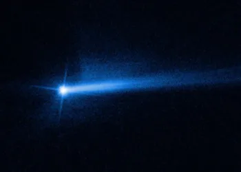 Si bien la mayoría de los asteroides que se acercan a la Tierra no representan un peligro real, cada tanto aparece uno que cruza tan cerca que la alerta a la comunidad científica.