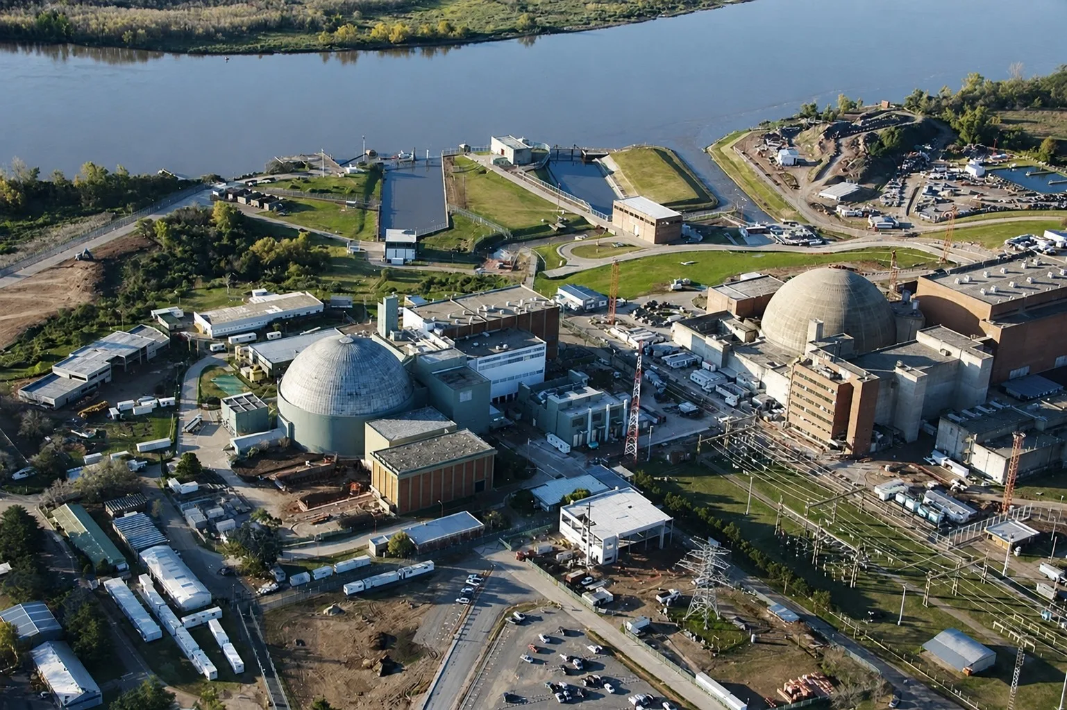 Imagen del Complejo Nuclear Atucha. Según el Ministerio de Economía y el Informe de Gestión 145 del Gobierno, el Plan Nuclear anunciado en 2024 aún no entró en vigencia administrativa por revisiones presupuestarias.