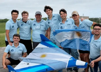 Un equipo argentino del ITBA entró al Top 10 mundial de diseño aeronáutico con un avión capaz de transportar 151 patos de goma.