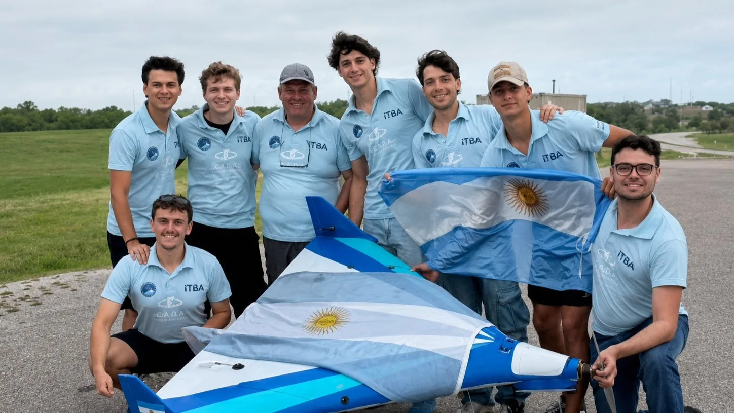 Un equipo argentino del ITBA entró al Top 10 mundial de diseño aeronáutico con un avión capaz de transportar 151 patos de goma.