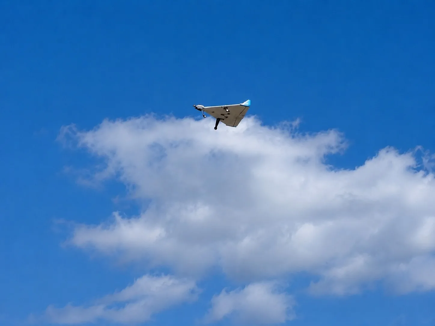 El sobrevuelo del prototipo ala delta del grupo Aero ITBA durante la competencia. ITBA décimo puesto