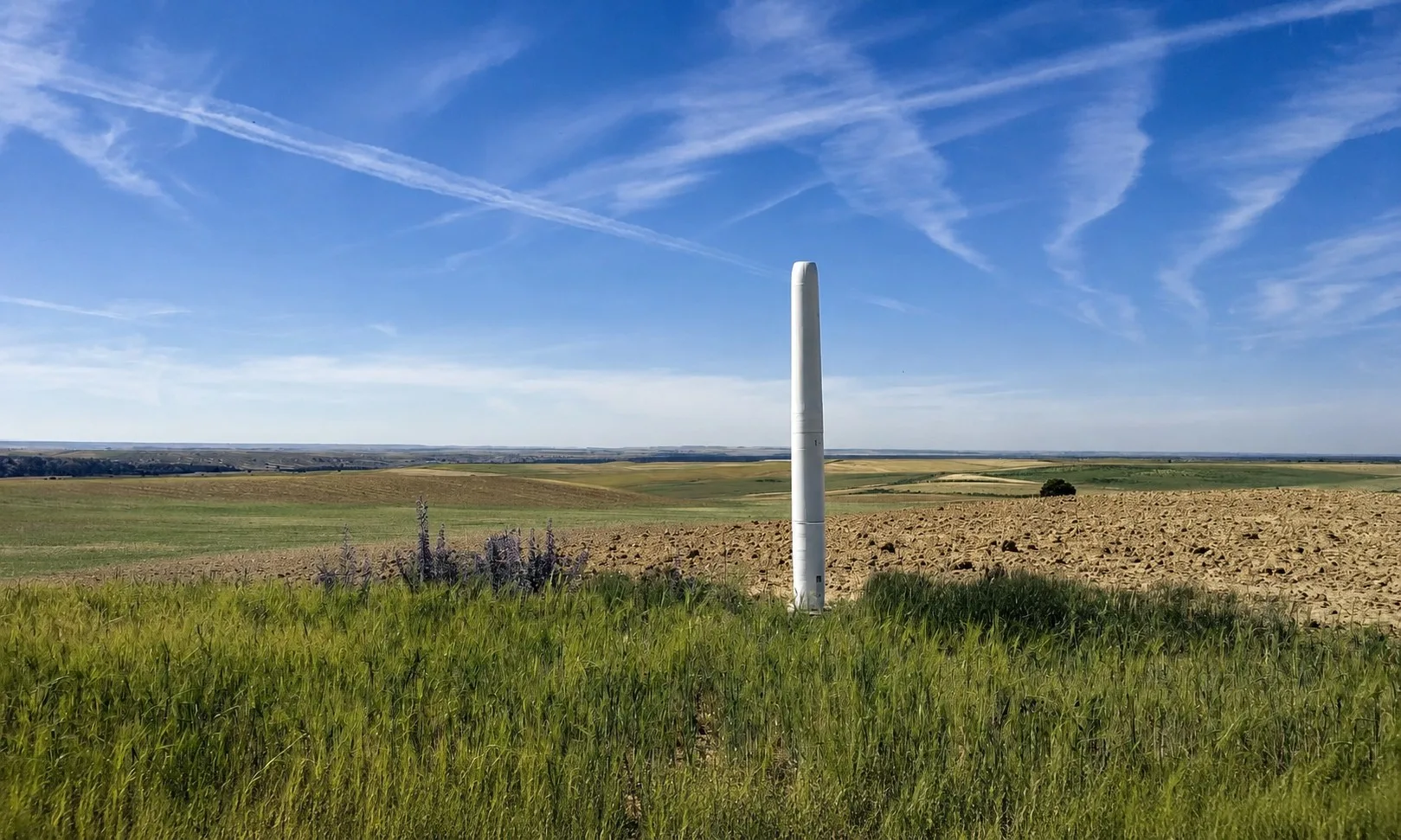 Los aerogeneradores sin aspas consisten en un mástil flexible, sujeto al suelo por uno de sus extremos y libre en el otro, que vibra con el viento.