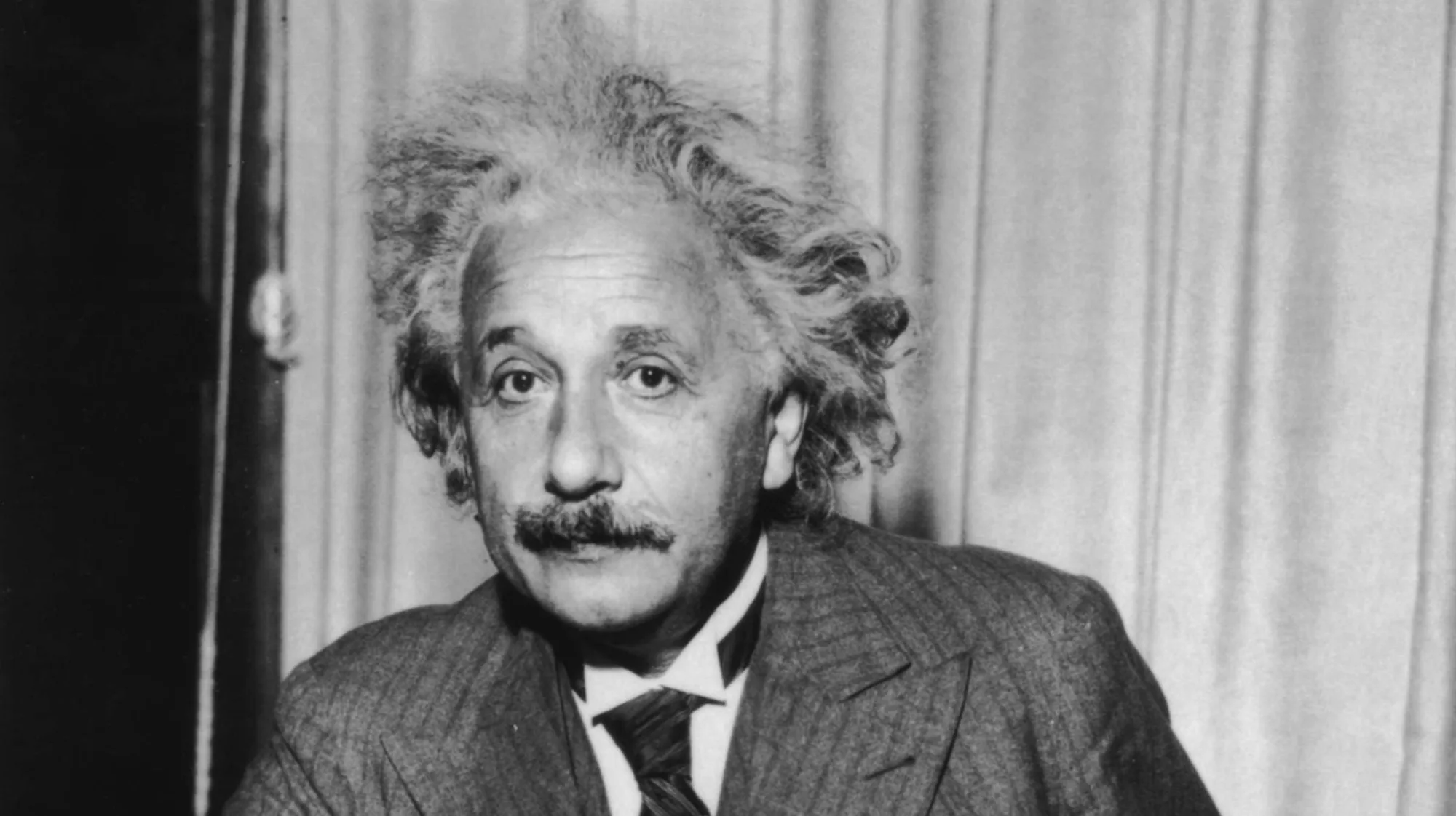 El eclipse solar de 1919 le permitió a Albert Einstein confirmar su predicción sobre la teoría relativista acerca del efecto del campo gravitatorio sobre los rayos luminosos.
