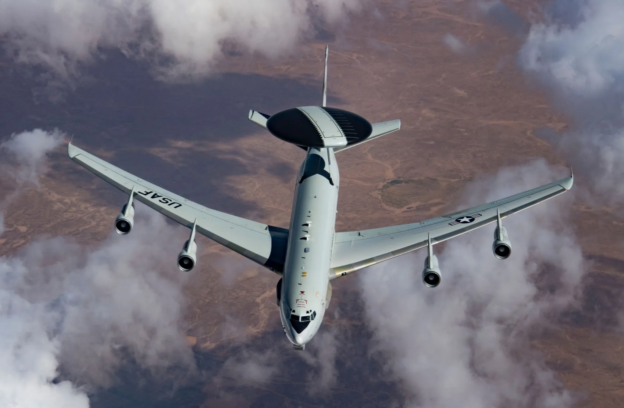 Un avión E-3 Sentry de la Fuerza Aérea de EE.UU. se separa de un KC-135 Stratotanker tras ser reabastecido de combustible el 28 de febrero de 2019.