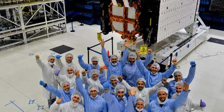 Después de festejar que el satélite argentino ATENEA voló al espacio, el gobierno de Milei recorta $4.400 millones de la agencia espacial nacional.