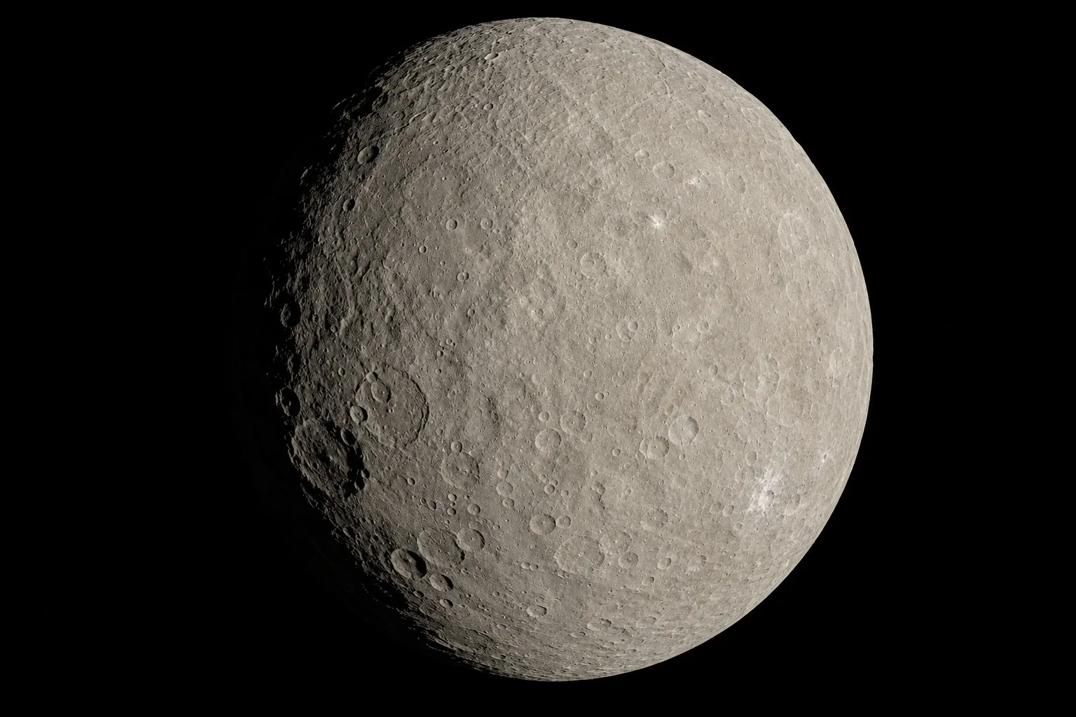 Ceres es el planeta enano más cercano a la Tierra y el único ubicado en el cinturón de asteroides, entre Marte y Júpiter.