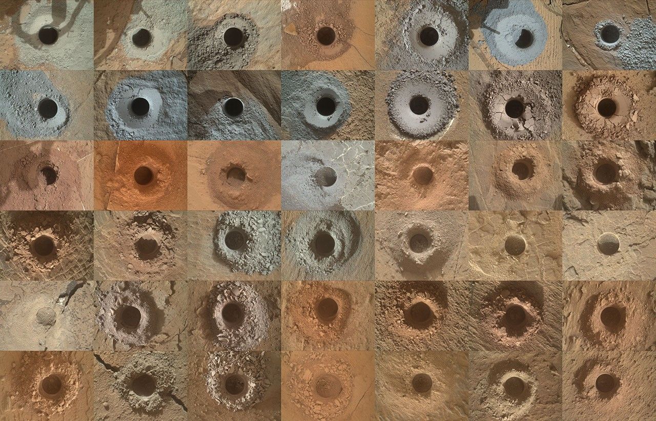 El rover Curiosity de la NASA ha recolectado 42 muestras de roca pulverizada con el taladro ubicado en el extremo de su brazo robótico. Esta cuadrícula muestra los 42 orificios realizados por el taladro al recolectar las muestras.