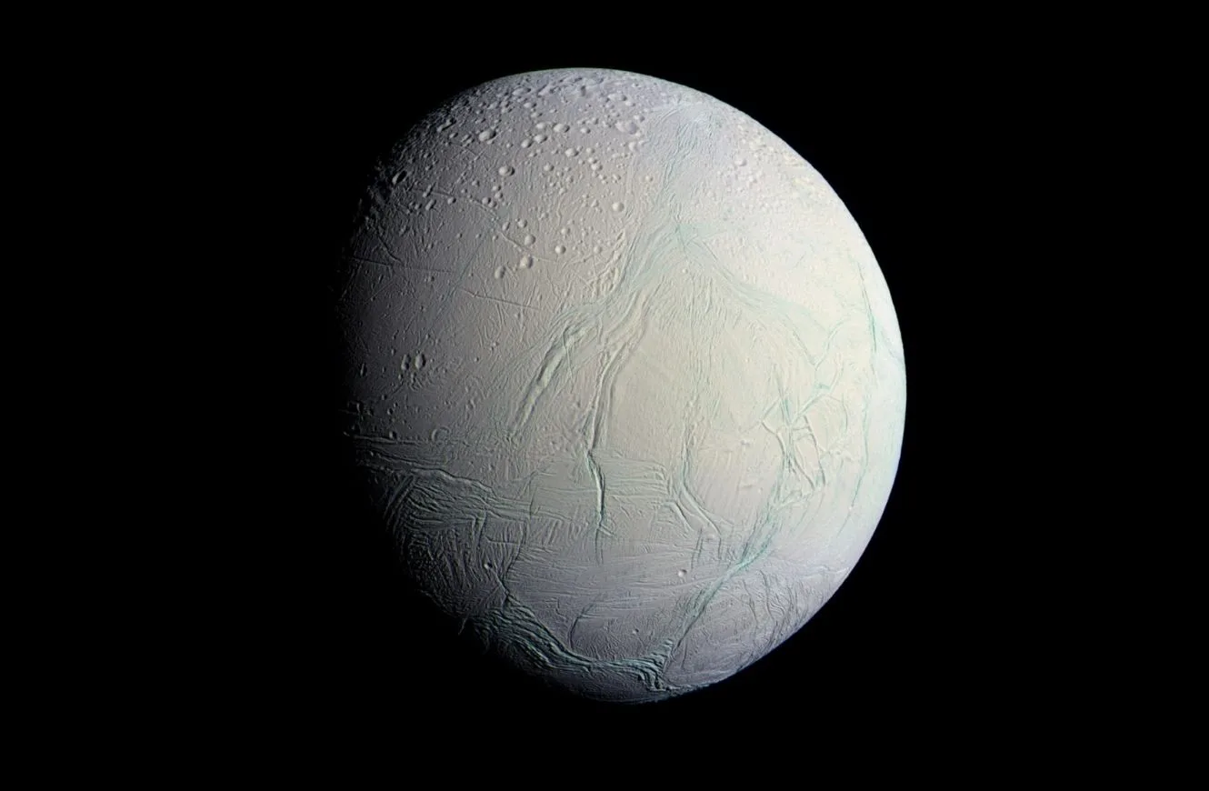 Encélado es una de las lunas de Saturno, y una de las más importantes para la astrobiología.