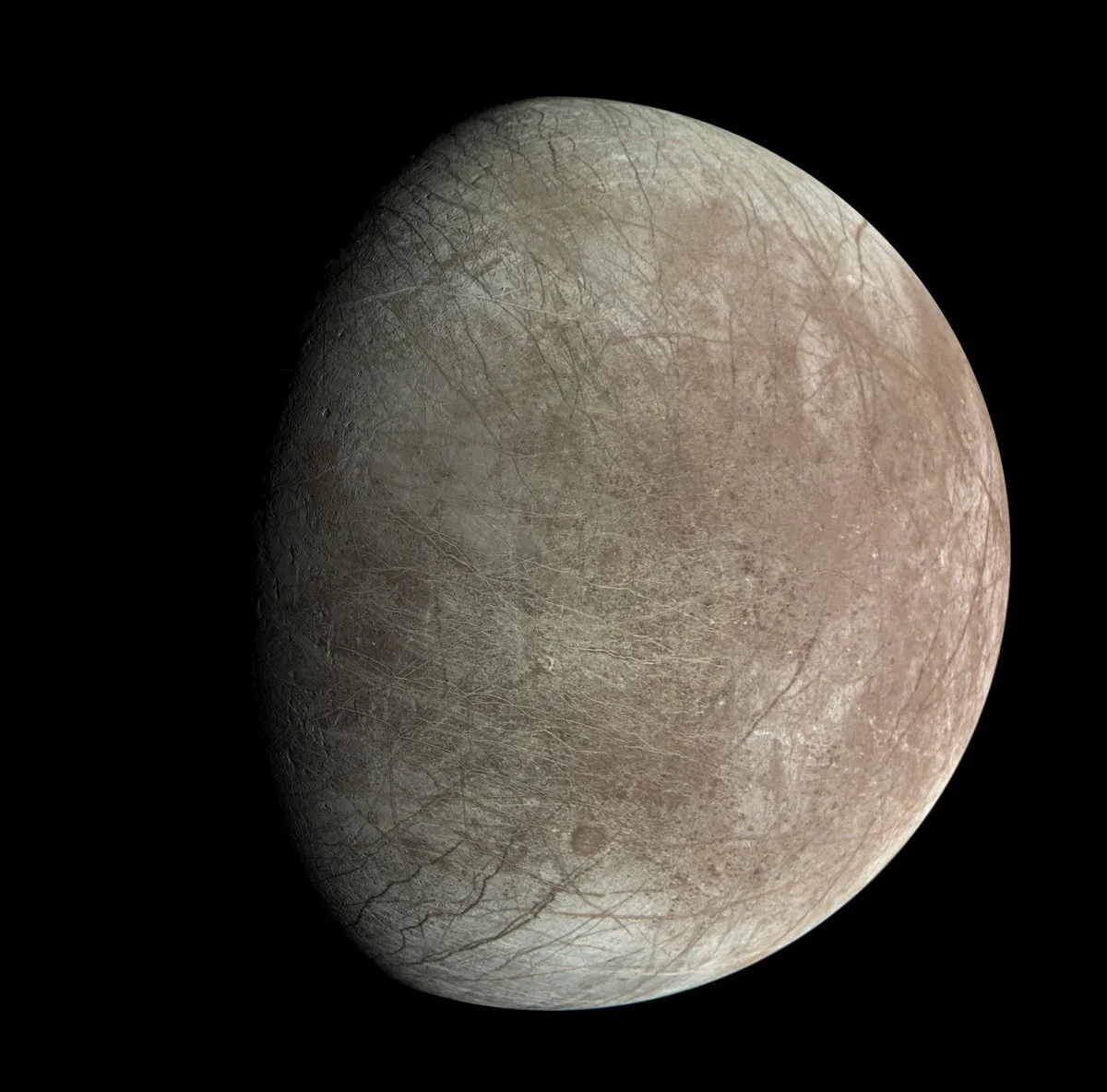 Europa es una de las lunas de Júpiter, que podría tener un océano de agua líquida bajo su superficie helada.