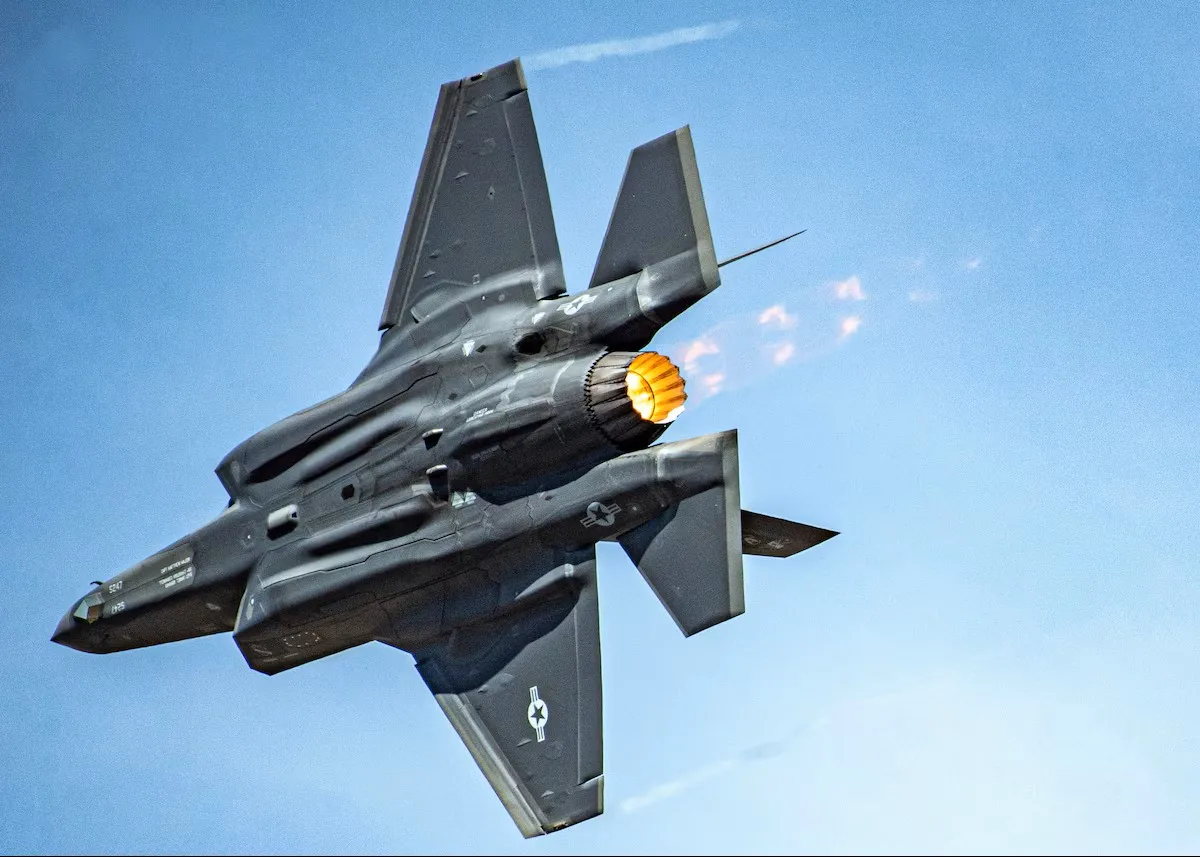 La mayor Kristin Wolfe, comandante del equipo de demostración del F-35A Lightning II, realiza una maniobra aérea. Crédito: Fuerza Aérea de EE.UU./ Sargento técnico Nicolas Myers.