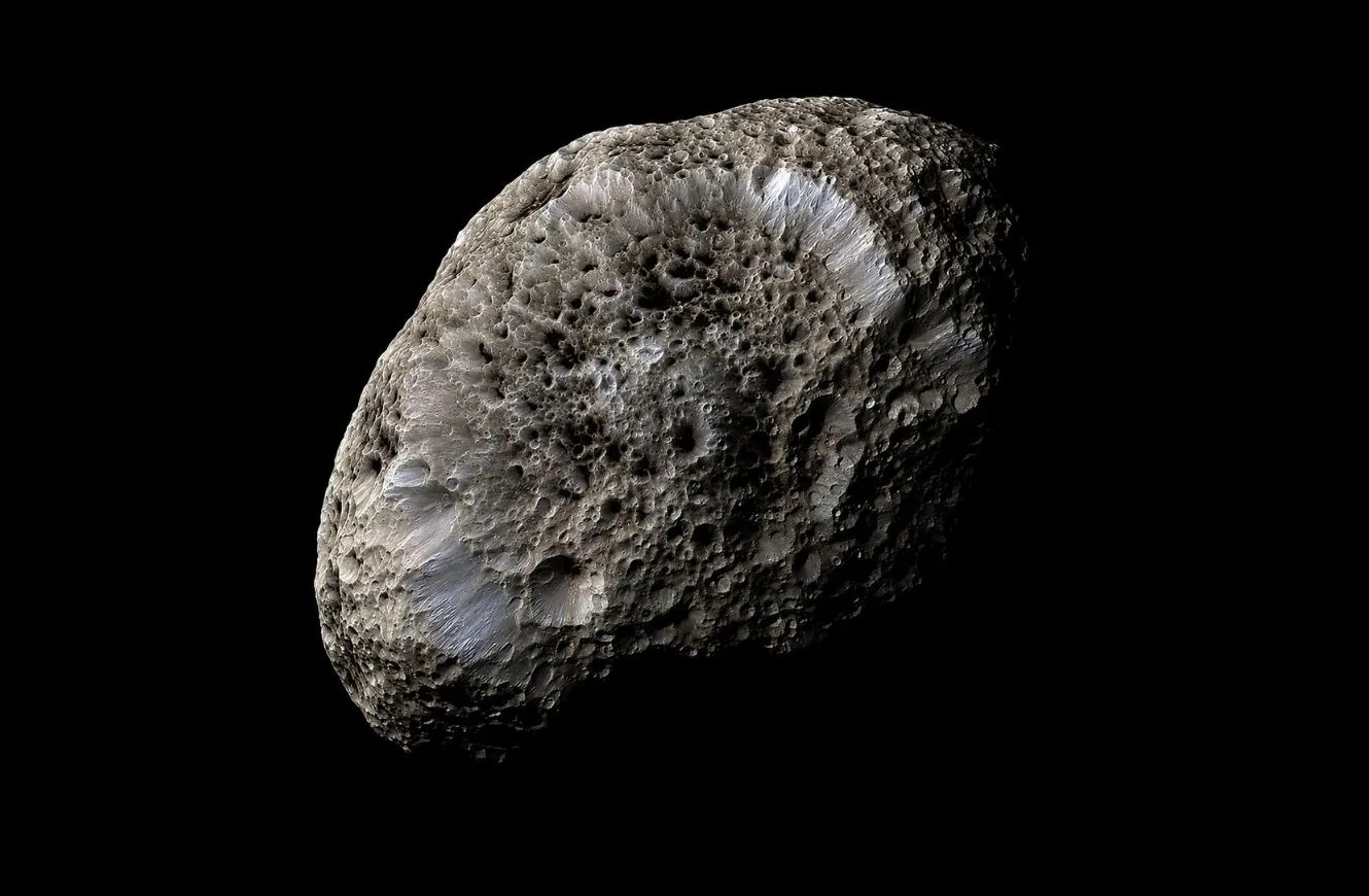 Hiperión es una luna de Saturno cuya superficie está llena de cráteres profundos y oscuros que le dan un aspecto similar al de una esponja.
