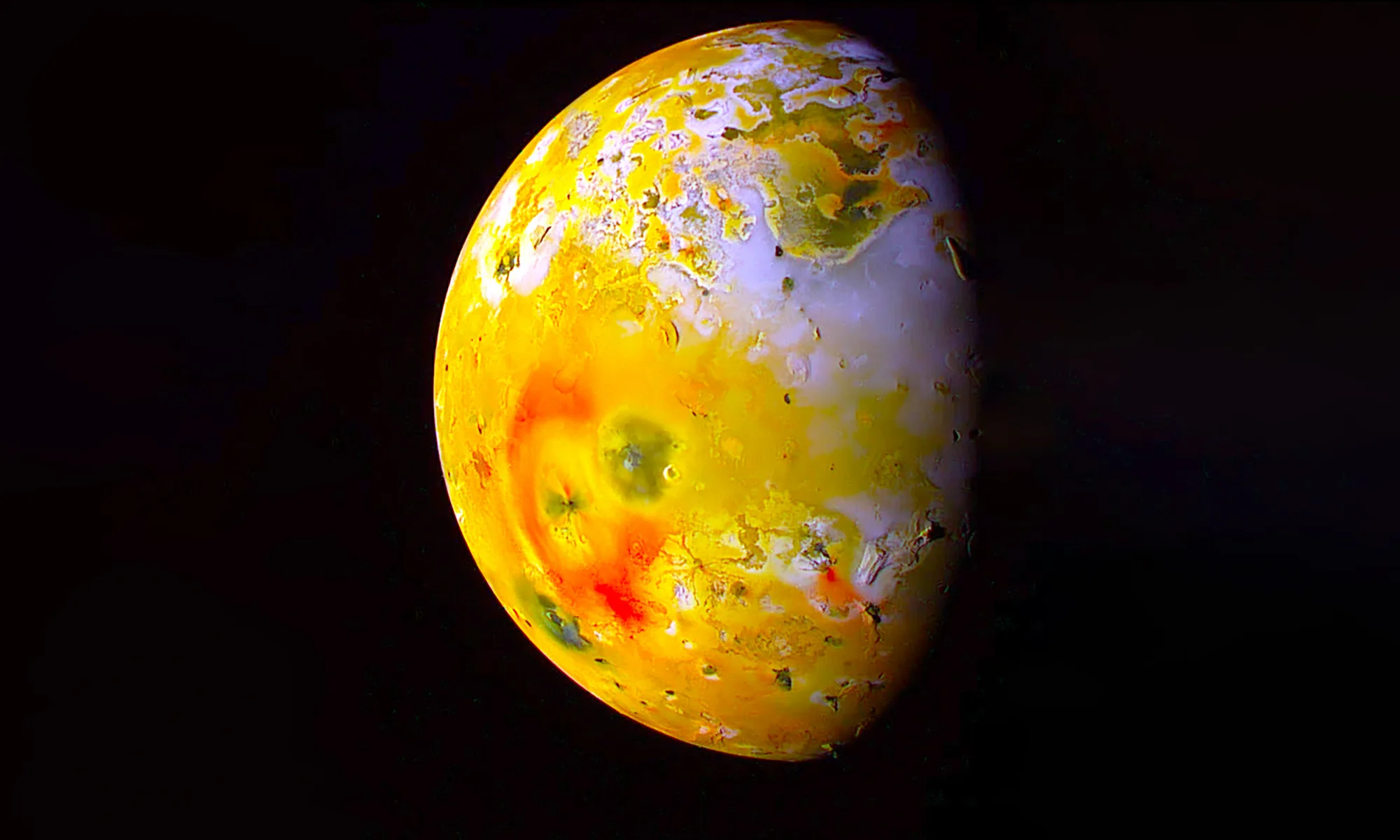 Ío es una de las lunas más extrañas de Júpiter y probablemente el mundo más volcánico del Sistema Solar.