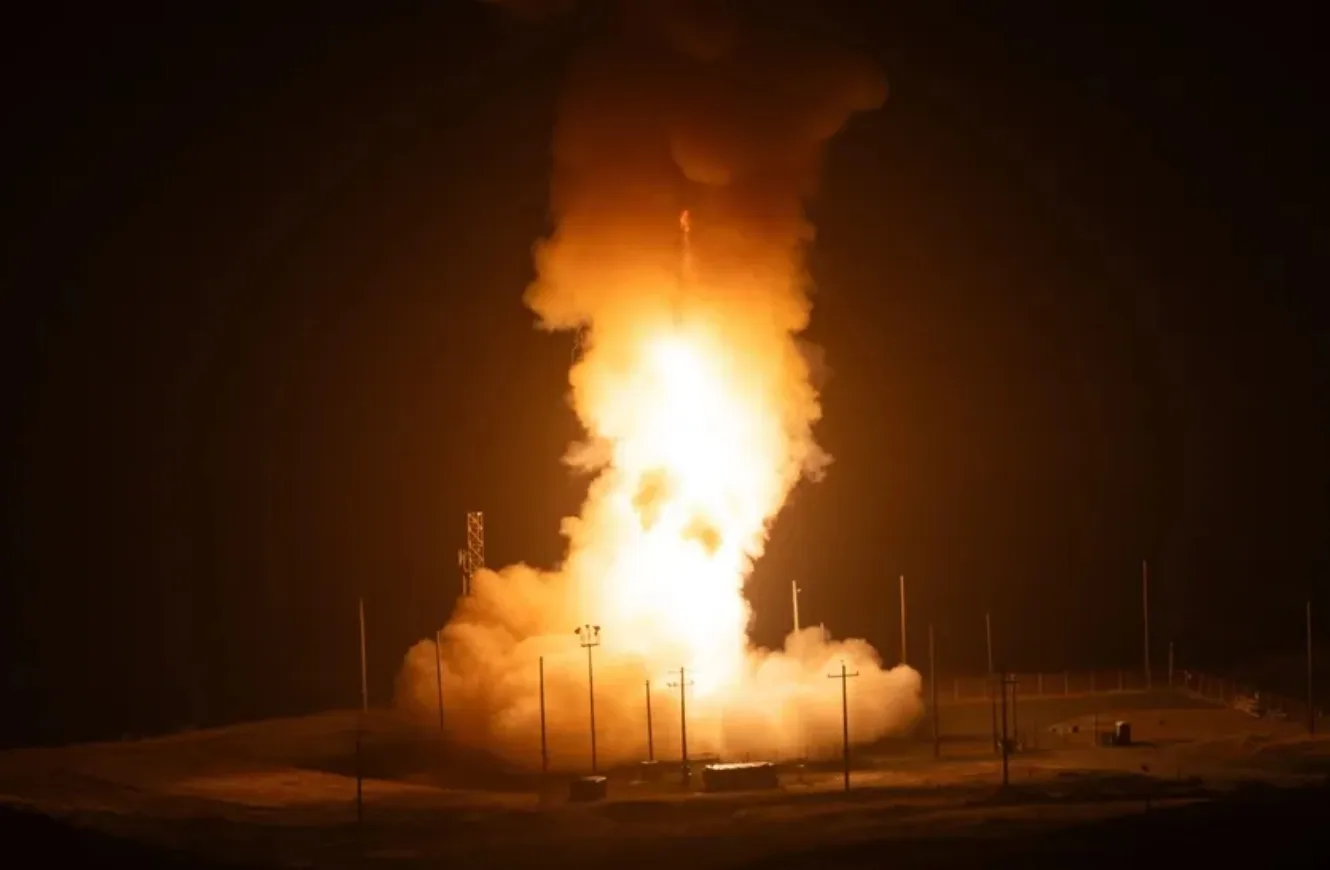 Un misil balístico intercontinental desarmado Minuteman III se lanza el 20 de mayo de 2026 desde la Base de la Fuerza Espacial Vandenberg en California. (Crédito de la imagen: Fuerza Espacial de EE. UU.) misil nuclear ICBM