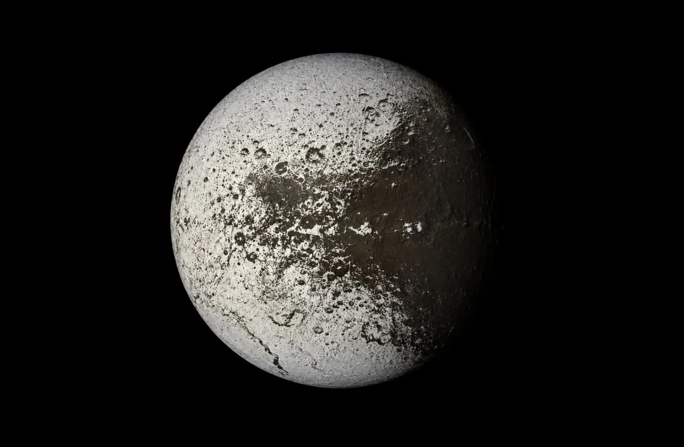Jápeto o Lapetus es una luna de Saturno famosa por su aspecto bicolor.