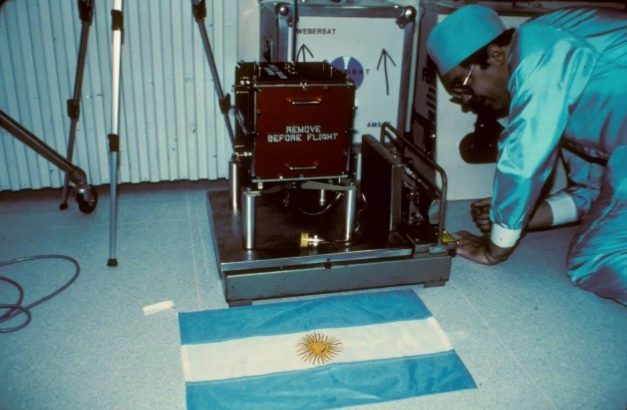 El primer satélite argentino en llegar al espacio fue el LUSAT-1 (LO-19), que se lanzó en 1990 y que estuvo desarrollado por AMSAT Argentina.