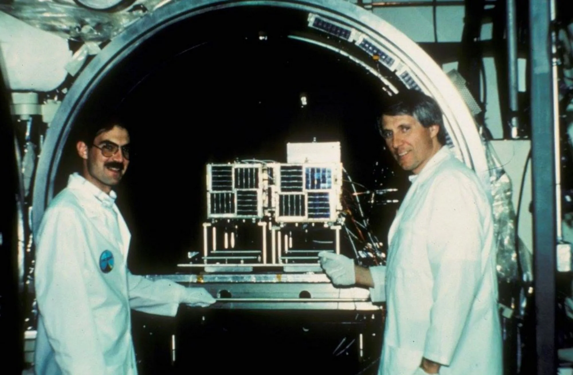 El primer satélite argentino en llegar al espacio fue el LUSAT-1 (LO-19), que se lanzó en 1990 y que estuvo desarrollado por AMSAT Argentina.