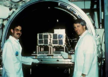 El primer satélite argentino en llegar al espacio fue el LUSAT-1 (LO-19), que se lanzó en 1990 y que estuvo desarrollado por AMSAT Argentina.