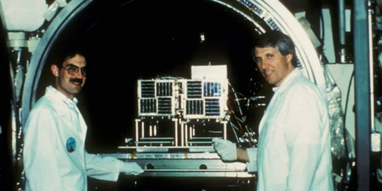 El primer satélite argentino en llegar al espacio fue el LUSAT-1 (LO-19), que se lanzó en 1990 y que estuvo desarrollado por AMSAT Argentina.