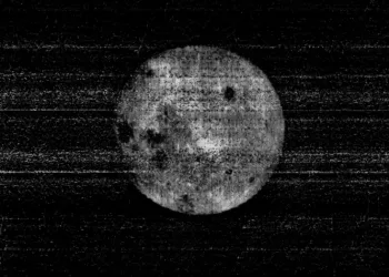 La primera imagen que la sonda soviética Luna 3 tomó de la cara oculta de la Luna.