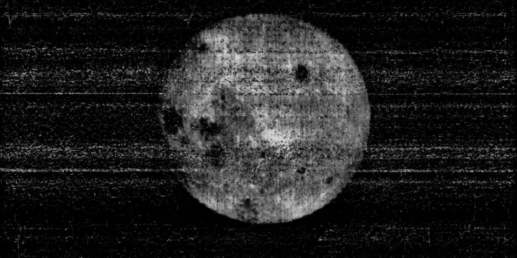 La primera imagen que la sonda soviética Luna 3 tomó de la cara oculta de la Luna.