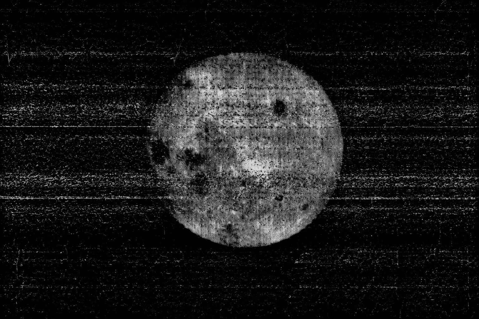 La primera imagen que la sonda soviética Luna 3 tomó de la cara oculta de la Luna.