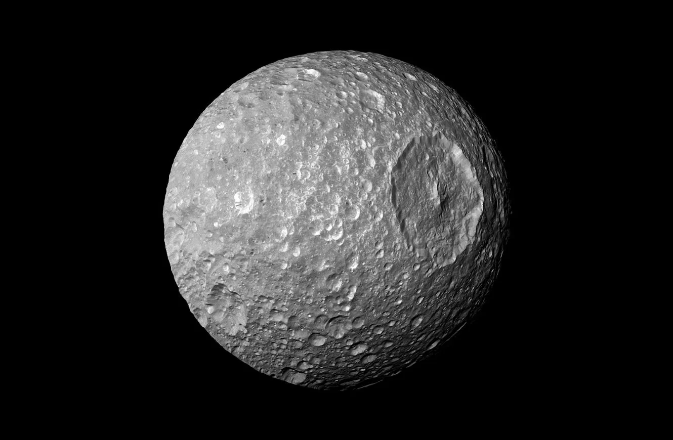 Mimas es una luna de Saturno conocida por su parecido con la Estrella de la Muerte de Star Wars.
