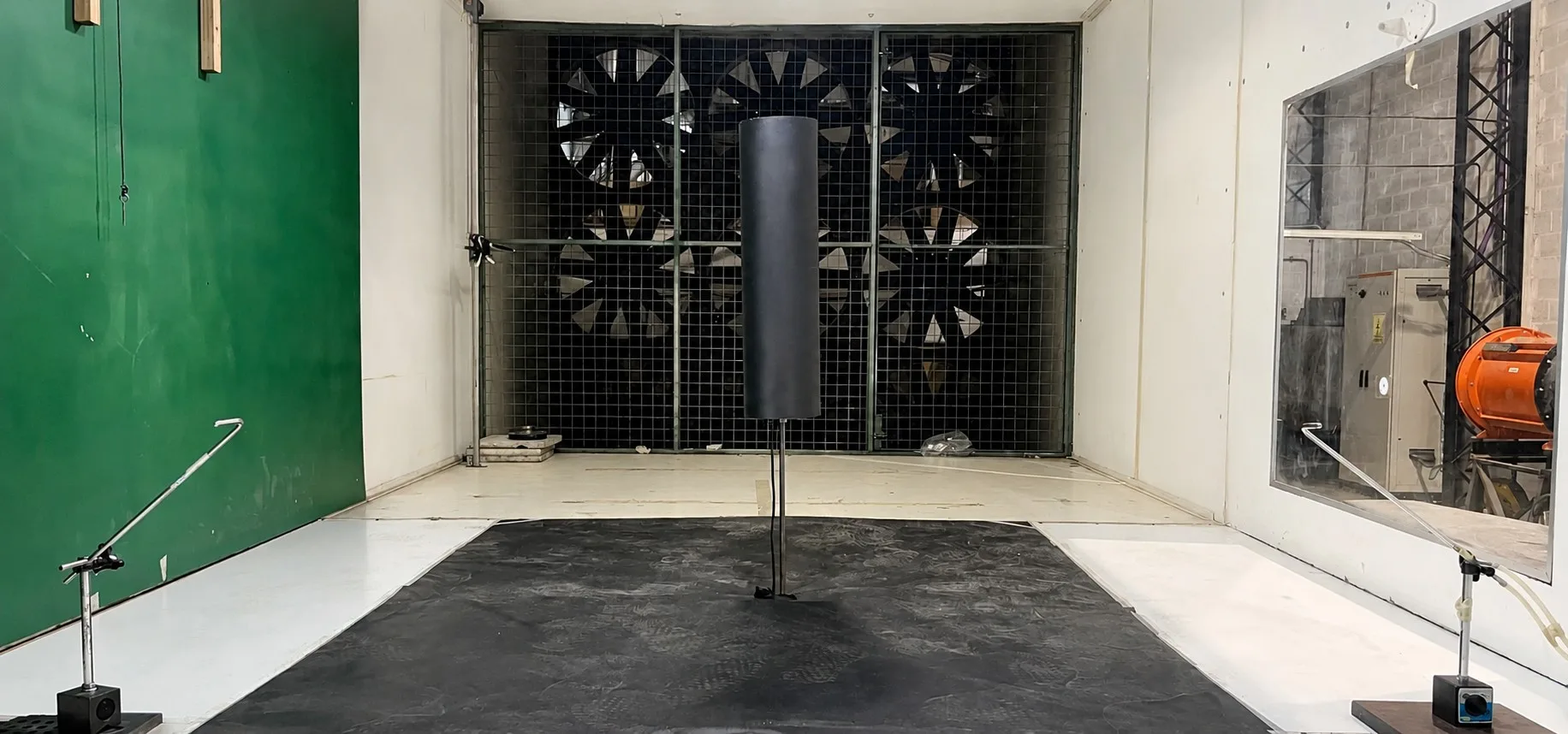 Modelo experimental del aerogenerador, posicionado para los ensayos en el túnel de viento.