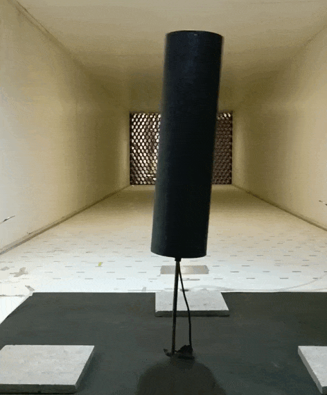 Ensayo del modelo experimental, realizado en el túnel de viento del LaCLyFA. Se observa el desplazamiento o vibración del sistema debido al fenómeno de acoplamiento.