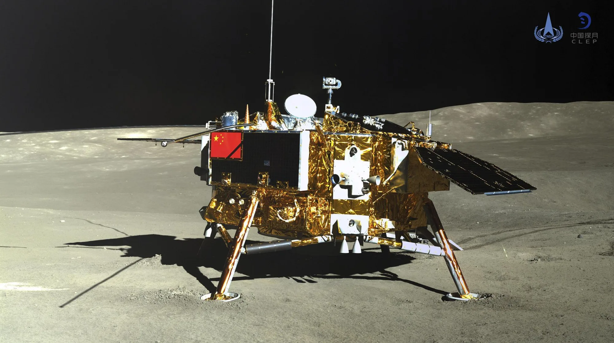 Alunizador Chang'e 4 en la superficie de la Luna. La imagen fue tomada por el rover Yutu-2 que viajó con el módulo chino.