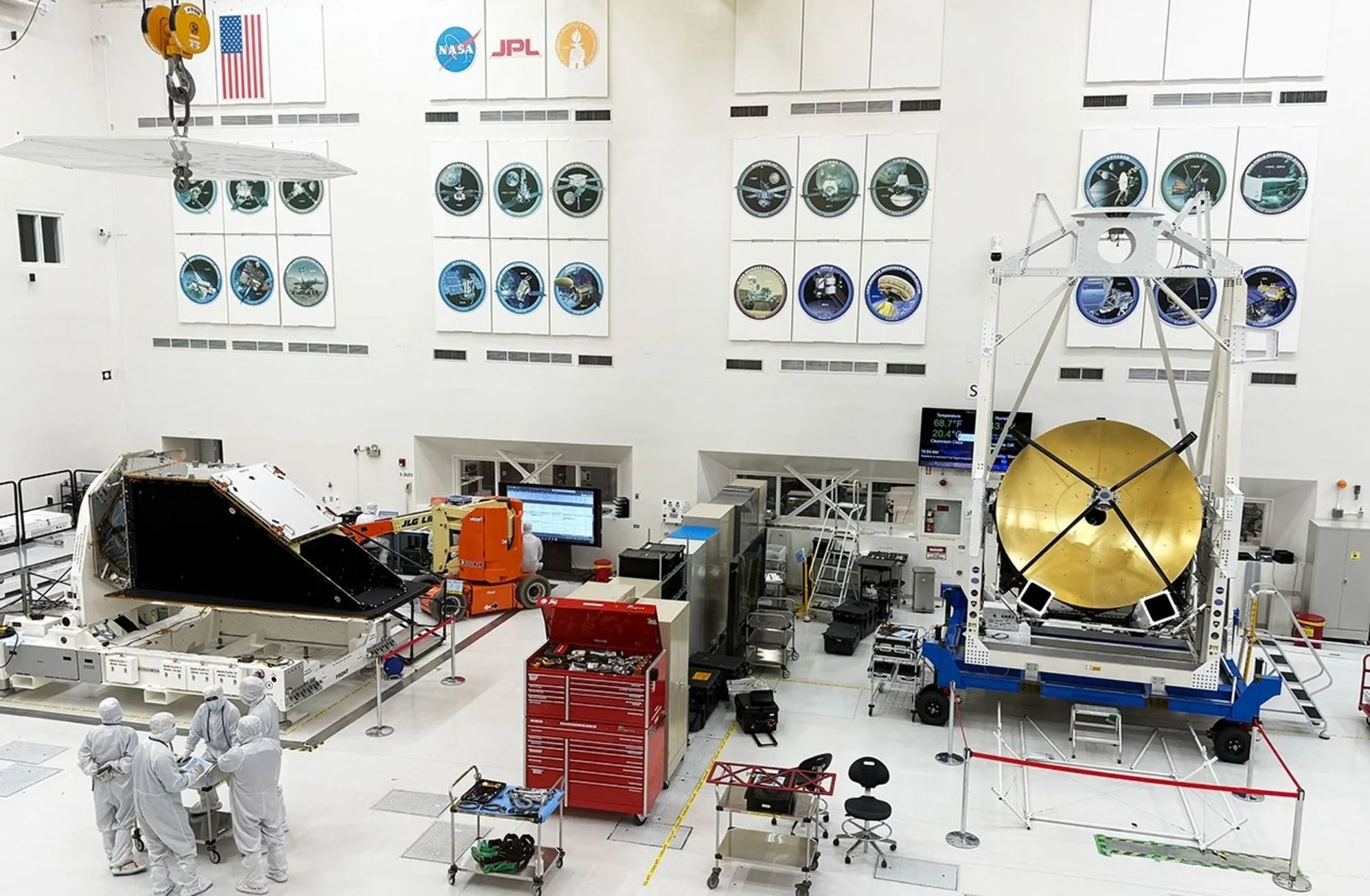 La misión NEO Surveyor (izquierda) y la misión ASTHROS, ambas de NASA, compartiendo la misma sala limpia en el Laboratorio de Propulsión a Chorro.