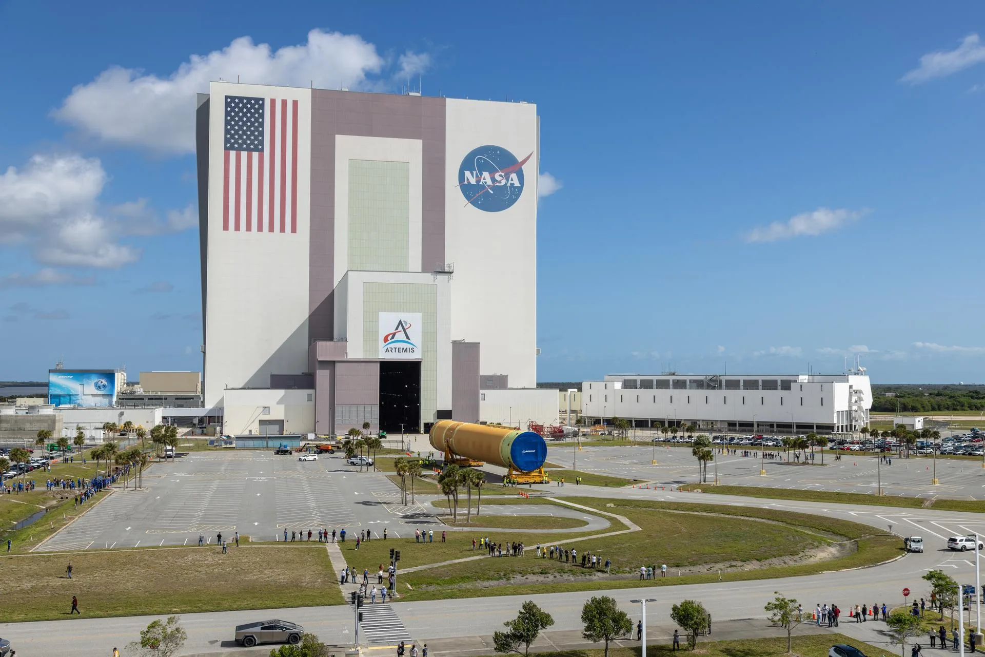 La sección Top Four Fifths del cohete Space Launch System (SLS) de la NASA para la misión Artemisa III ya se encuentra en el Centro Espacial Kennedy, en Florida el día anterior.