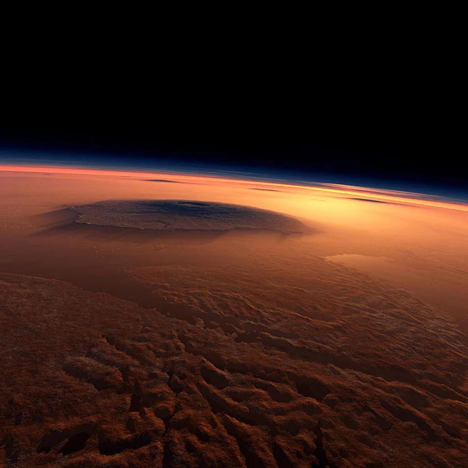 En Marte se encuentra el Olympus Mons, un volcán gigantesco, de 22 km de altitud, que supera ampliamente a cualquier montaña terrestre.