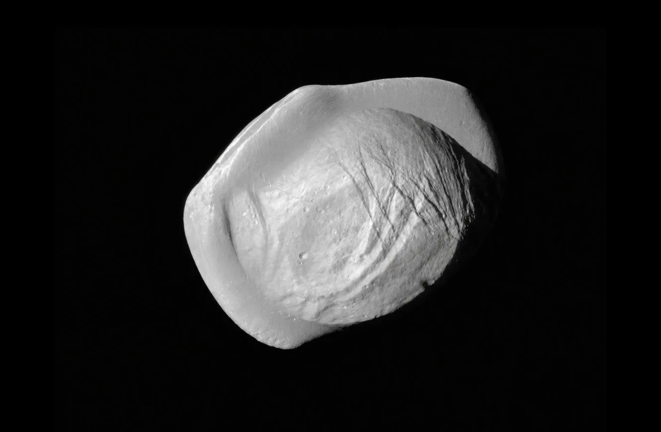 Pan es una pequeña luna de Saturno que tiene forma de raviol.