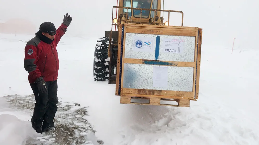 Recibiendo la carga en el laboratorio desde el depósito en la Base Antártica Conjunta Marambio. La carga fue transportada desde el IAFE hasta Antártida en el Hércules.