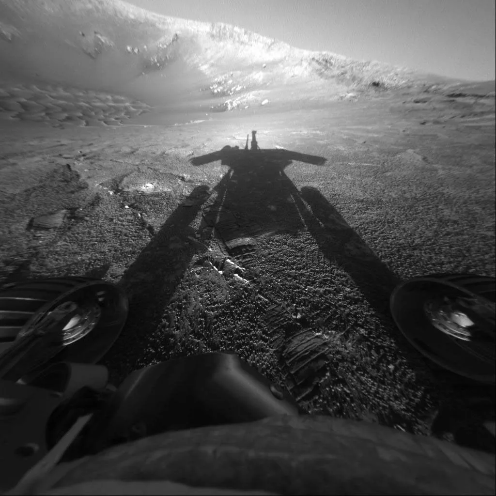 Autorretrato de Opportunity de la NASA, capturada mientras el rover se adentraba en el cráter Endurance, en 2004.