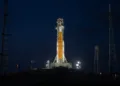 La nave Space Launch System de la NASA, usado en la misión Artemis para transportar a los astronautas en la cápsula Orion a la Luna. Crédito: NASA. reestructuración Artemis