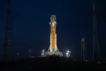 La nave Space Launch System de la NASA, usado en la misión Artemis II para transportar a los astronautas en la cápsula Orion a la Luna. Crédito: NASA.