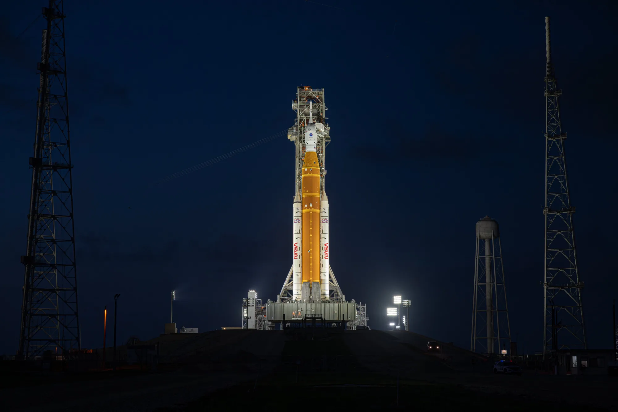 El Space Launch System (SLS) y la nave Orión en la plataforma de lanzamiento del Centro Espacial Kennedy de la NASA.