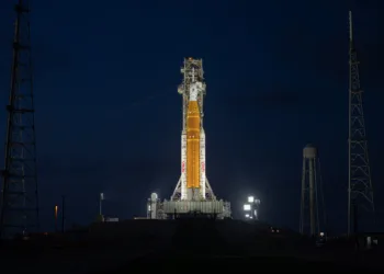 La nave Space Launch System de la NASA, usado en la misión Artemis II para transportar a los astronautas en la cápsula Orion a la Luna. Crédito: NASA.