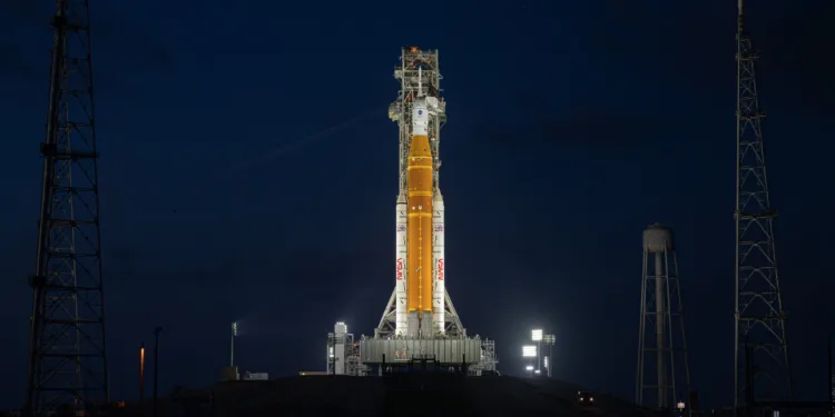 La nave Space Launch System de la NASA, usado en la misión Artemis II para transportar a los astronautas en la cápsula Orion a la Luna. Crédito: NASA.