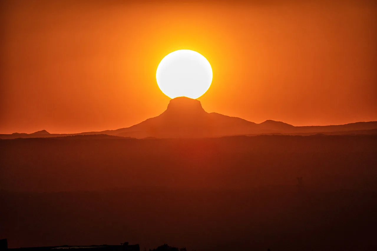 El Sol no es amarillo ni anaranjado, sino que en realidad emite luz casi blanca.