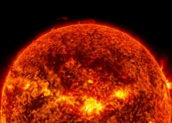 El Sol es una estrella enorme, dinámica y bastante violenta, donde ocurren procesos físicos extremos.